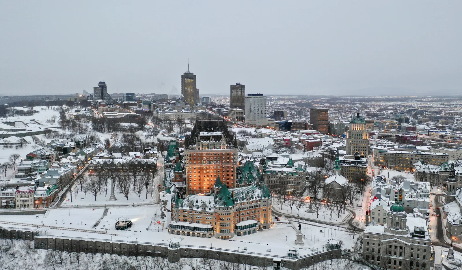 Vue aérienne d'une ville enneigée, avec son centre historique et ses quartiers résidentiels